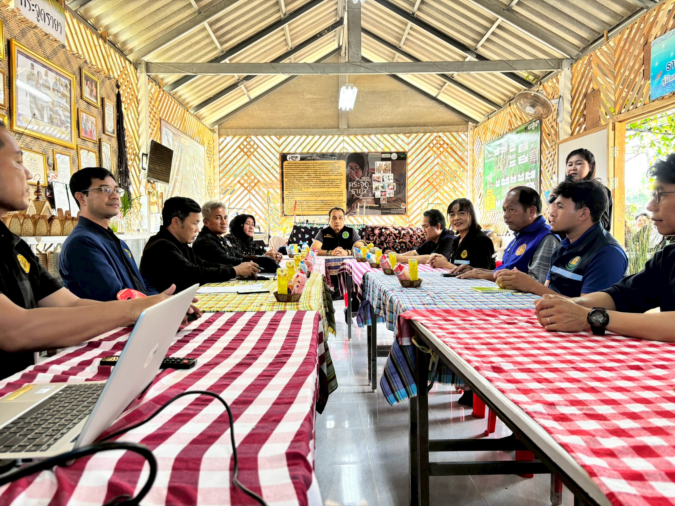 title - ผู้ตรวจราชการ ส.ป.ก. ลงพื้นที่ตรวจราชการ ร่วมกับ ผู้ตรวจราชการกระทรวงเกษตรและสหกรณ์ ณ กลุ่มวิสาหกิจชุมชนแปรรูปผลิตภัณฑ์กระจูดรายา จังหวัดนราธิวาส